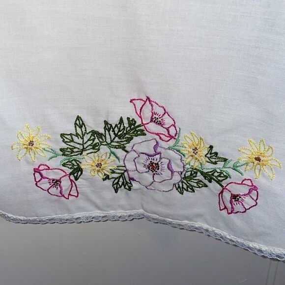 Vtg white table runner with lace trim and floral embroidery - Picture 3 of 4